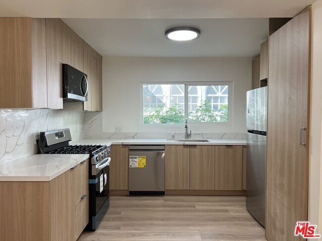 Building Photo - 340 N Palm Dr Unit 2 Rental