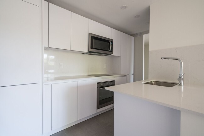 Building Photo - 111 Lawton Blvd Unit 404