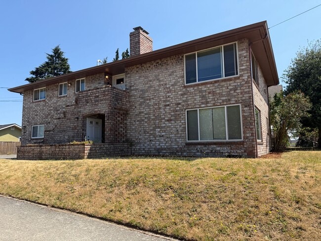 Building Photo - 3341 Tacoma Unit 3341
