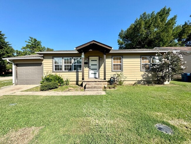 Building Photo - Charming Bungalow with Large Fenced Backya... Rental