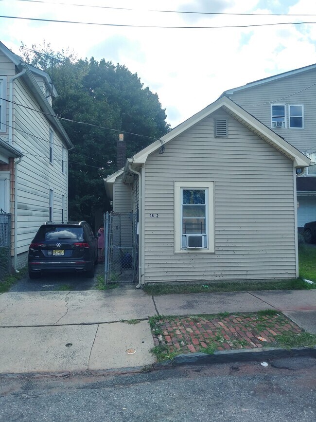 Photo - 182 Redmond St