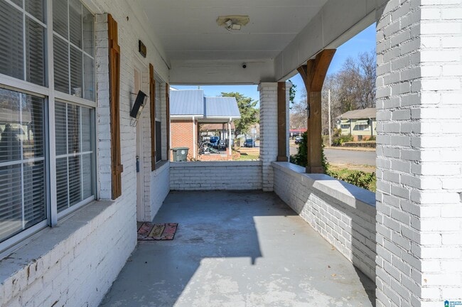 1600 Center St S