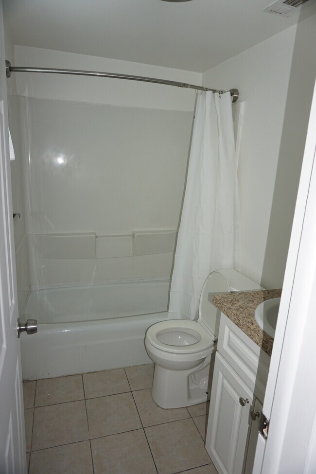 Photo - 611 Lyndhurst St Unit 613 Lyndhurst St