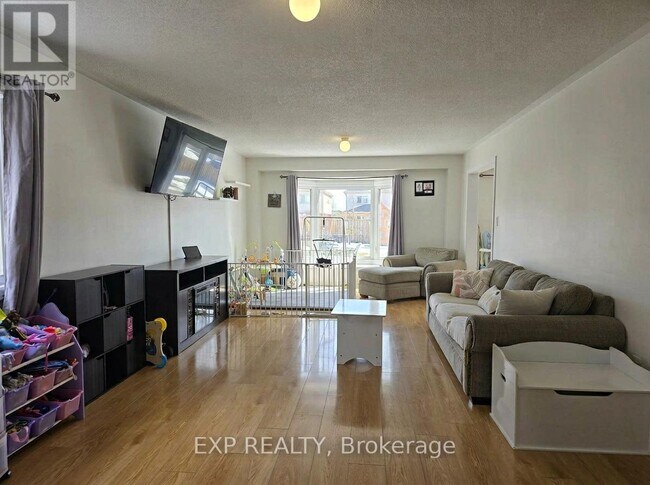 Photo - 395 Krotz St W