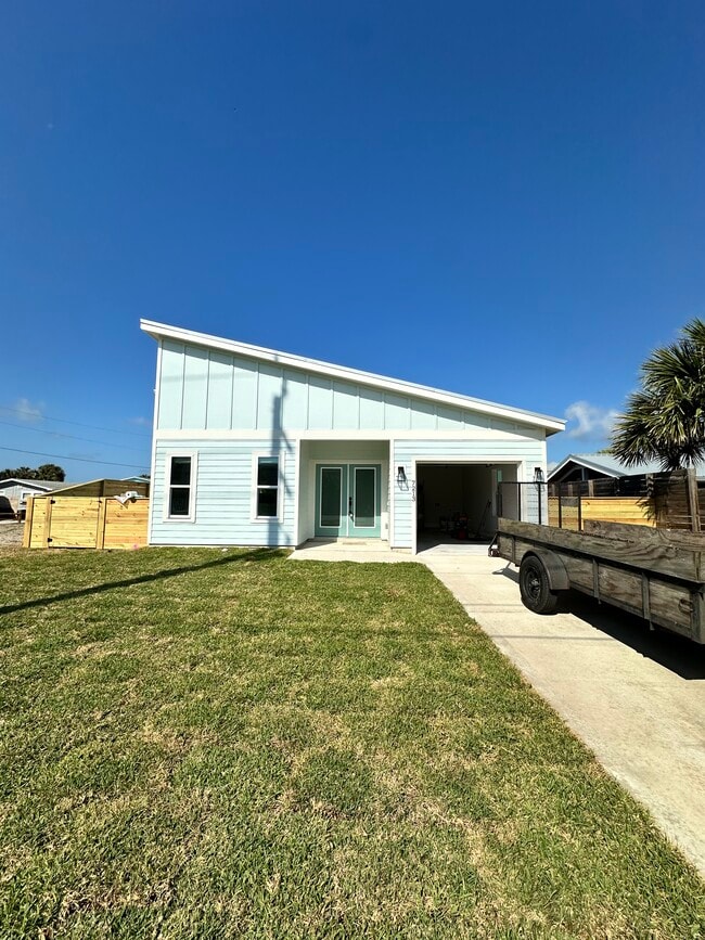 Building Photo - 1A A St