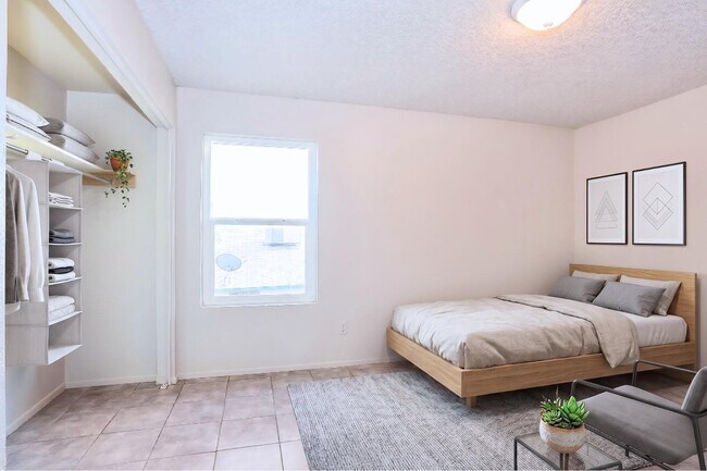 Photo - 465 W Ivyglen St Unidad Apt 112