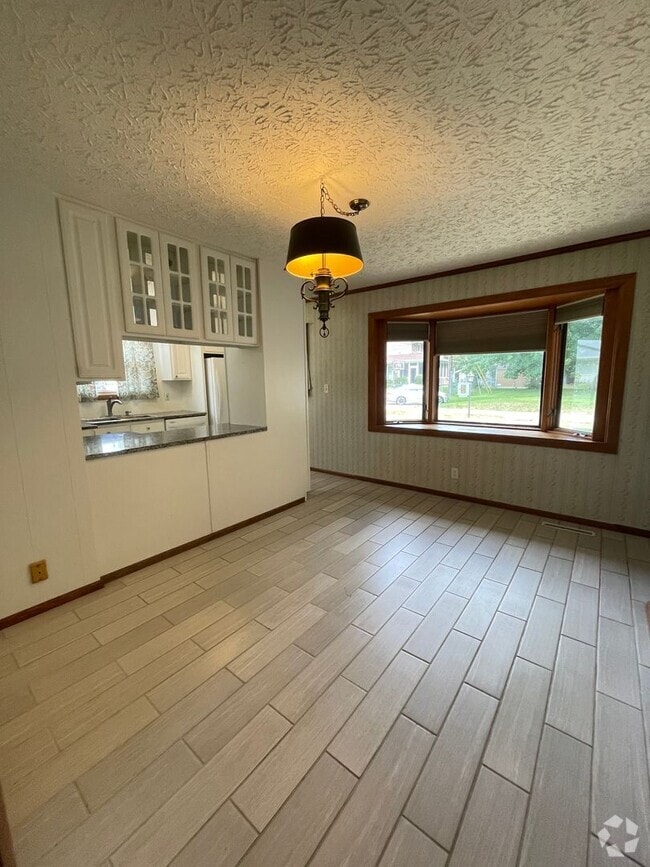 Building Photo - SINGLE FAMILY HOME - Fenced yard