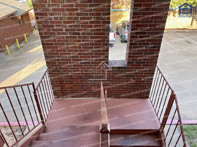 Photo - 1912 SW D Ave