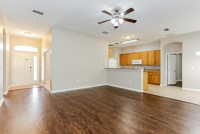 Photo - 667 Bonaparte Dr