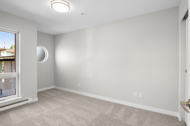 Photo - 999 Hiawatha