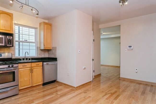 Kitchen - 320 6th St Unit 1