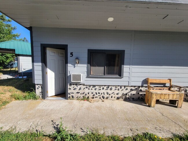 Lakeview Apartments - Lakeview Apartments Unit 5