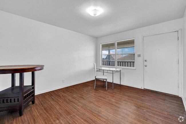 1 habitación, 1 baño, 650 pies cuadrados, sala de estar y comedor