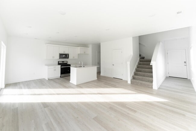 Photo - 48 410 W