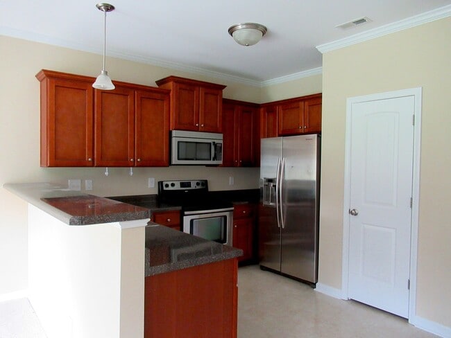 Building Photo - Three Bedroom Townhome in Richlands Close to Everything!!