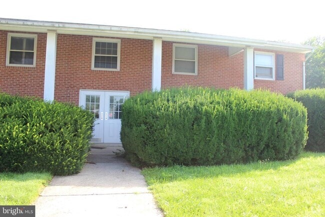 Building Photo - 45 Eisenhower Dr Unit B-1 Rental