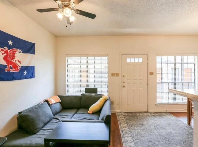 Photo - 912 W 22nd St Unit 304