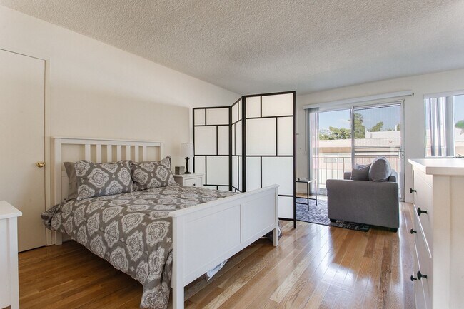 Photo - 725 N Hayworth Ave