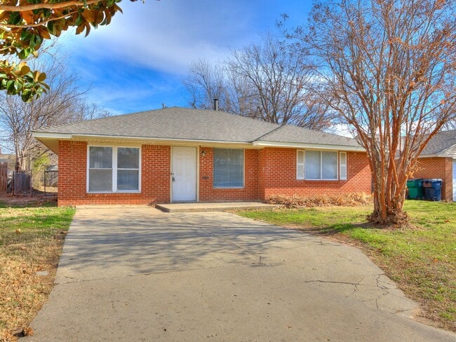 Building Photo - Updated home in Heart of OKC + 4 bedrooms