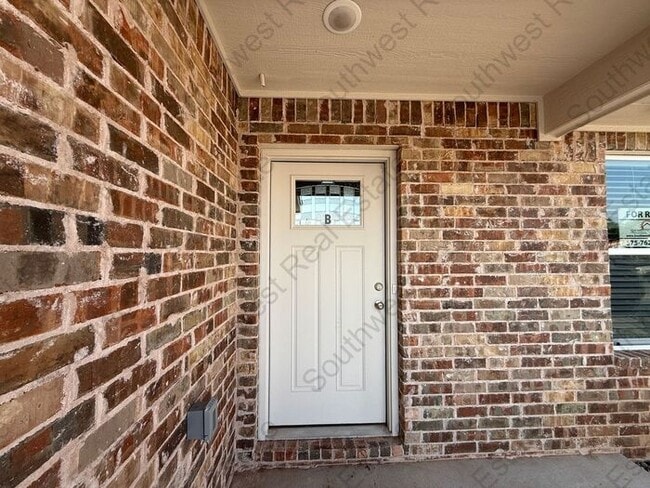 Spacious 2 bedroom 2 bath Duplex. - Spacious 2 bedroom 2 bath Duplex. House