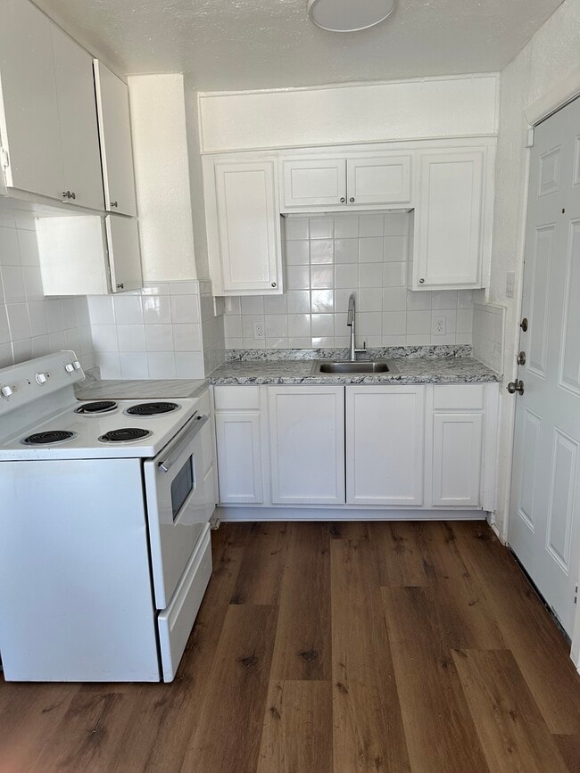 Kitchen - 2805 Carter St