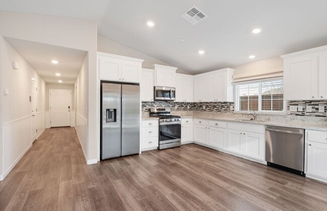 Photo - **Welcome Home to Your Dream Residence in Roseville!**