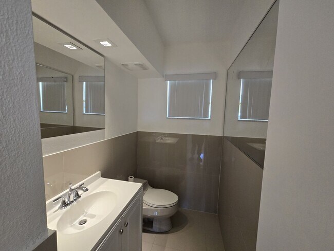 Photo - 2-Bed, 2-Bath Miami Condo in HOA Community – Pool, Laundry On-Site