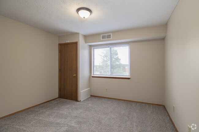 2BD, 1BA - 1,050SF - SECOND BEDROOM