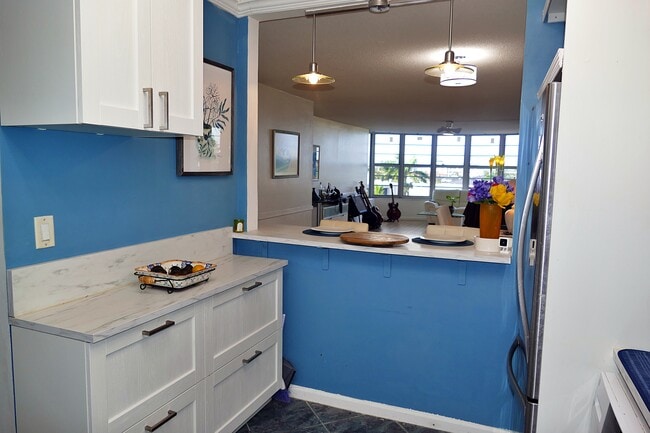 kitchen bar - 3051 NE 48th St Unit 405