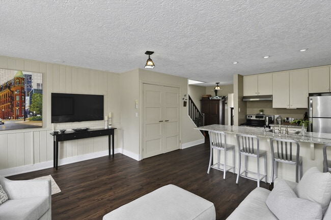 Photo - 139 Lakeshore Rd E