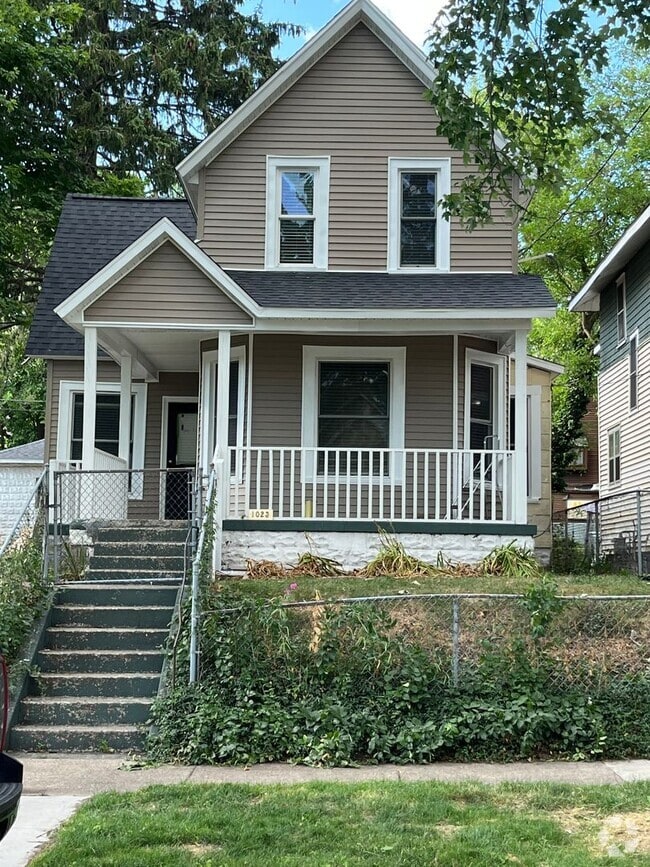Building Photo - Large 3 bedroom home with a den!