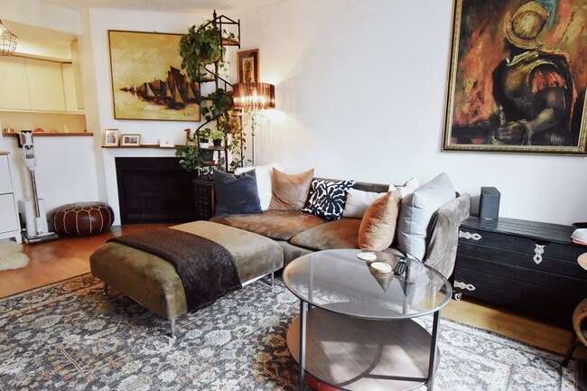 Photo - 596 A Wellington St W