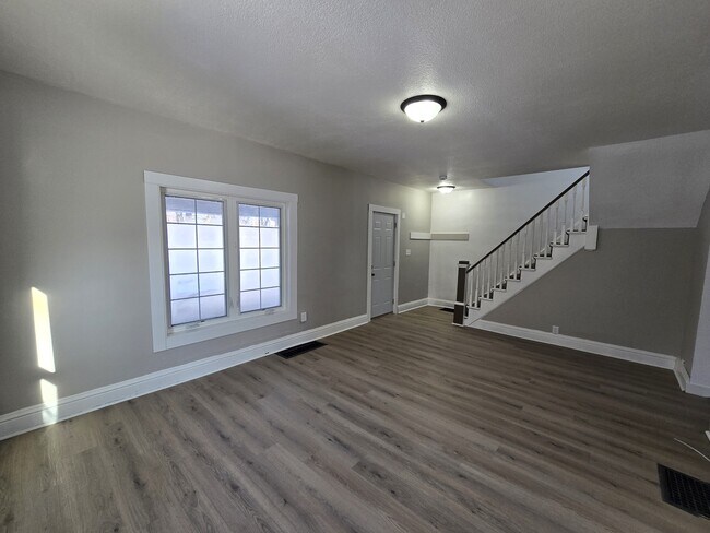 Photo - 827 Dawson St