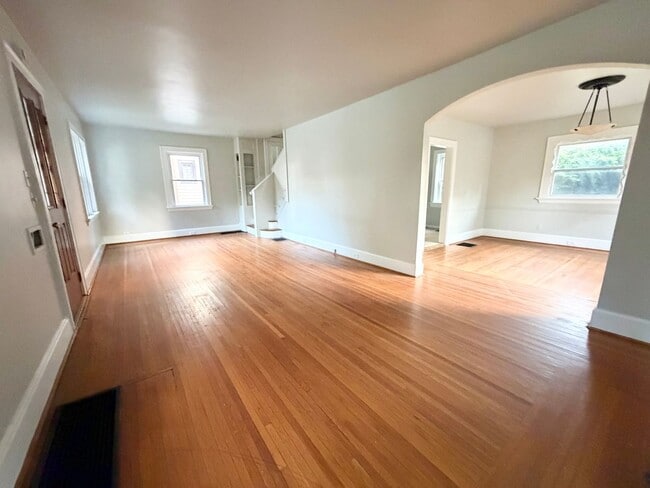 Photo - 1750 Avonlea Ave