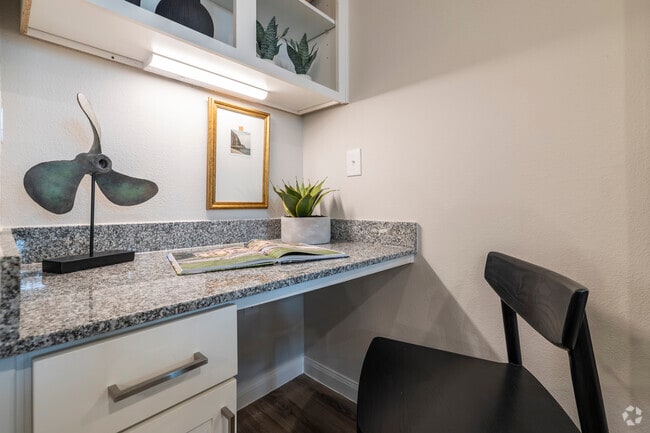 2BR/2BA, 1,069SF - Built-In Desk