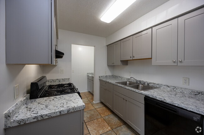 1BR, 1BA - 950SF - Kitchen - Peppertree Apartments