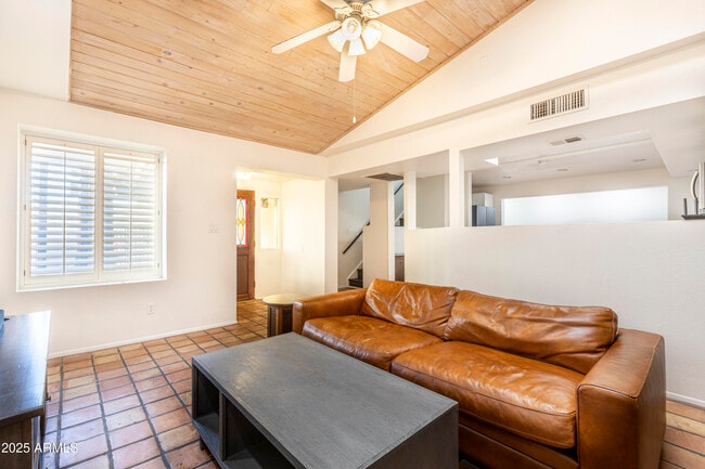 Photo - 922 W Mission Ln