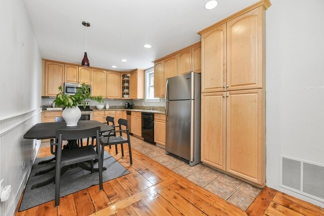 Building Photo - 93 Dresser St