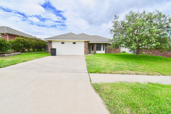 Building Photo - Inviting 3 Bedroom 2.25 Bath home in Hymesa Estates!