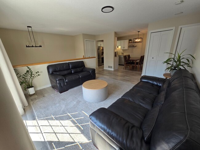 Photo - 301 Appleblossom Ln