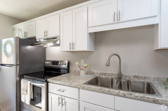 2BR, 1BA - 763SF - Kitchen