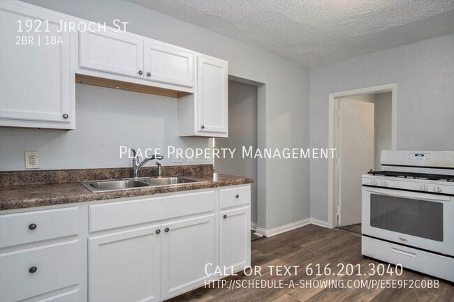 Photo - 1921 Jiroch St