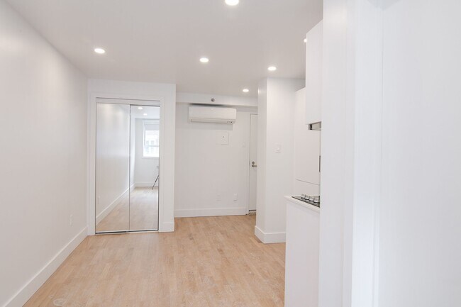 Photo - 25 Av des Pins O Unit 214