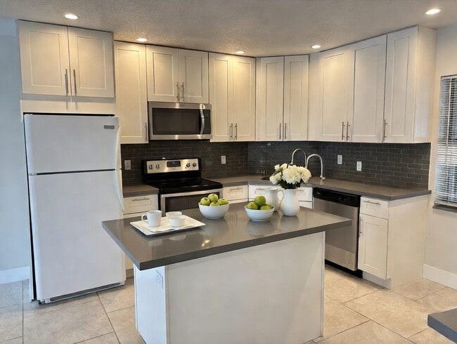 Building Photo - 3851 NW 84th Ave Unit 1A
