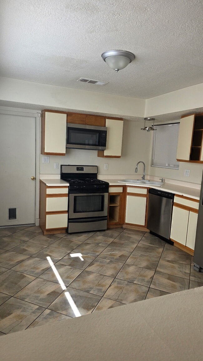Photo - 1340 Rebecca Rd NE