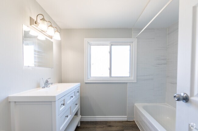 3BR, 2BA - 1,200SF - Bathroom