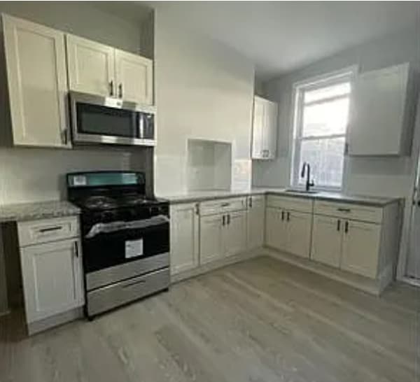 Building Photo - 5 Bedrooms 2 Bathroom Home