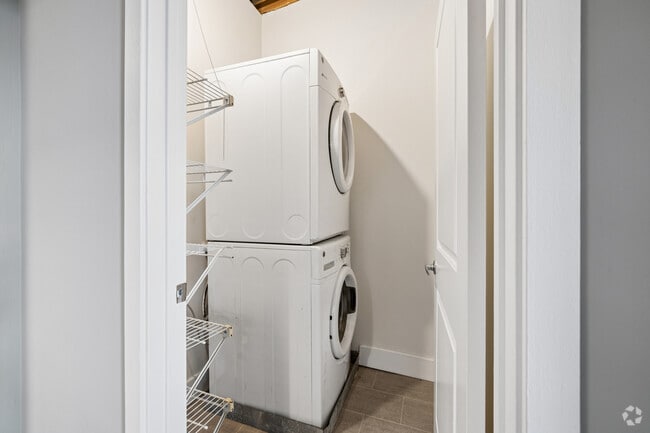 D1R 2BR, 1.5BA - 1,582SF - Laundry