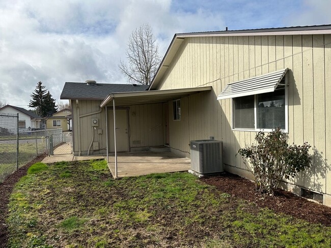 Photo - 3 bedroom 1 bathroom house in Springfield!