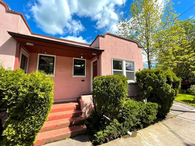 Building Photo - Vintage 1 Bedroom with Hardwood Floors, Close-In Location Unit 1336